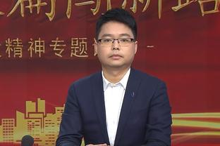 这是原味儿吧！詹姆斯赛后将自己的护臂送给场边的小球迷